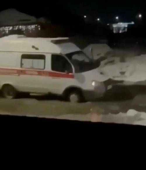 Врач решил бросить вызов стихии, чтобы прийти на помощь ребёнку. 01