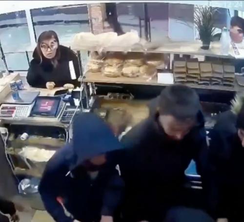 В одном из кафе Уфы 33-летний пьяный мужчина по имени Евгений устроил конфликт из-за невкусной шаурмы.  