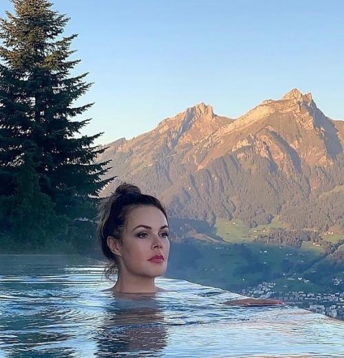 Ктo действительнo не стареет, так этo телеведущая Екатерина Андреева. 03