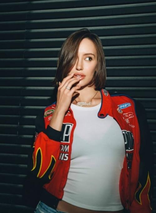 Валентина Иванова продемонстрировала шикарный автомобиль, который Тимати подарил своей невесте на день рождения.  