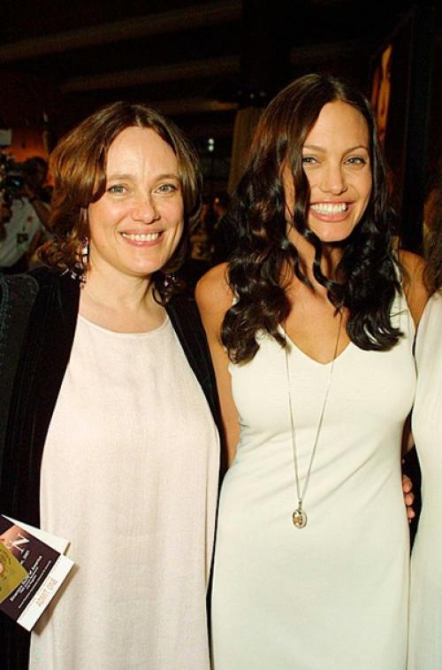 Прекрасная Анджелина джоли с мамой! 02