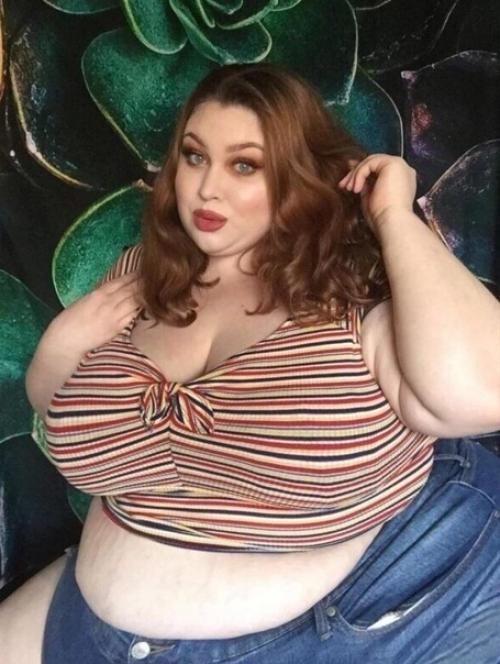 Этой девушке всего 25 лет и у нее есть фанаты, которые восхищаются ее формами. 01