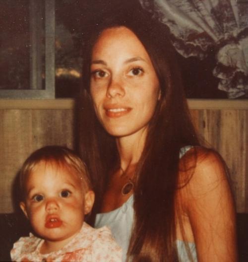 Прекрасная Анджелина джоли с мамой! 01