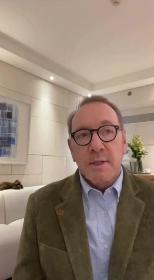 Кевин спейси вышел на связь, чтобы опровергнуть слухи о том, что он бездомный и живет в отелях и на Airbnb. 01