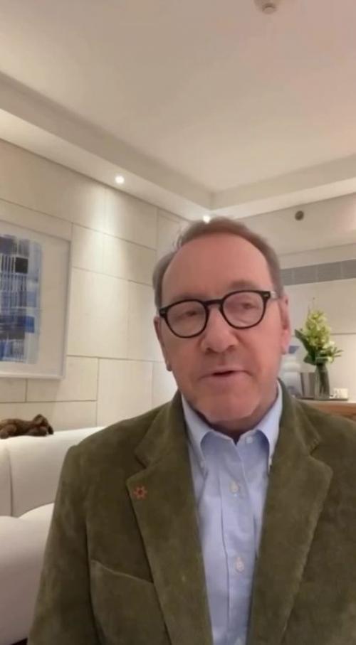 Кевин спейси вышел на связь, чтобы опровергнуть слухи о том, что он бездомный и живет в отелях и на Airbnb. 

