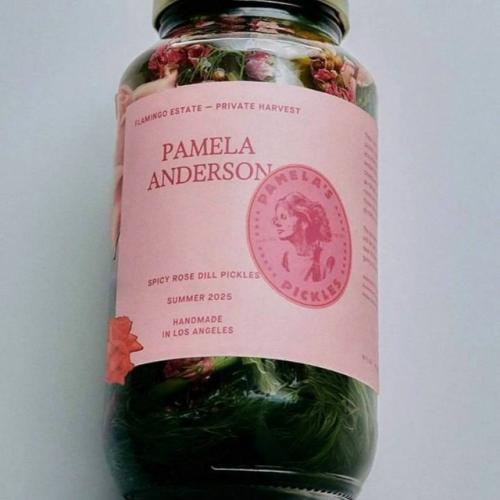 Памела андерсон выпустила лимитированную серию маринованных огурцов. 01
