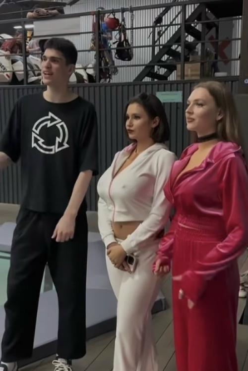 Когда такие Орудия Массового Отвлечения заходят в батутный центр, атмосфера там становится менее спортивной и гораздо более … прыгающей. 01