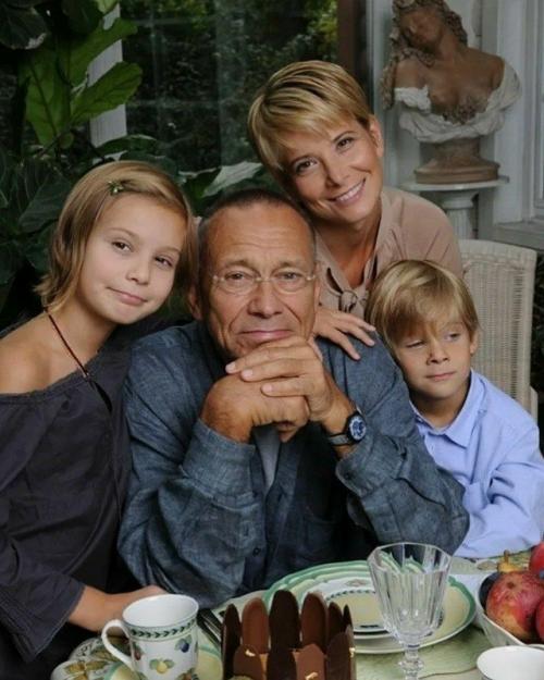 Юлия Высоцкая в интервью Лауре джугелии поделилась, что они с Андреем Кончаловским взяли в семью девочку, когда ей было всего 9 дней. 01