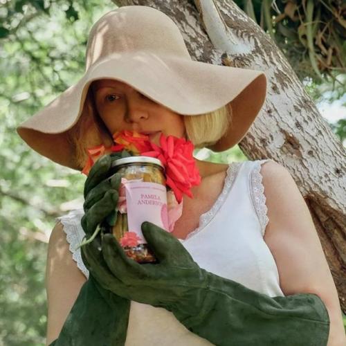 Памела андерсон выпустила лимитированную серию маринованных огурцов. 03