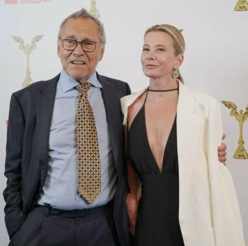 Юлия Высоцкая в интервью Лауре джугелии поделилась, что они с Андреем Кончаловским взяли в семью девочку, когда ей было всего 9 дней.  