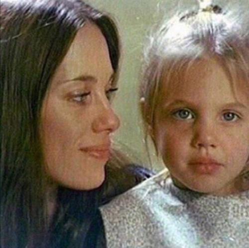 Прекрасная Анджелина джоли с мамой! 05