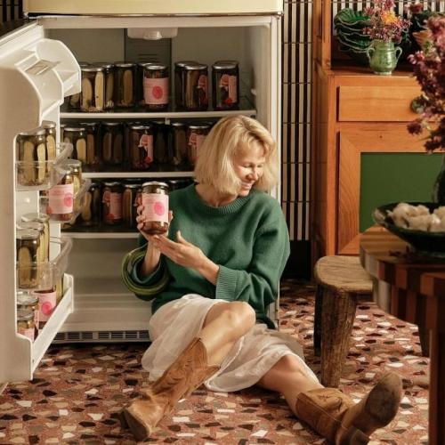 Памела андерсон выпустила лимитированную серию маринованных огурцов.

