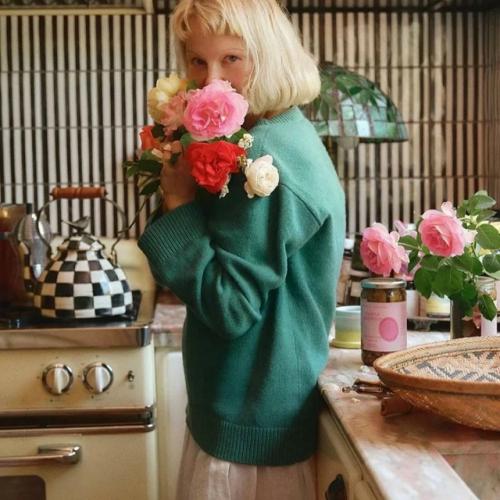 Памела андерсон выпустила лимитированную серию маринованных огурцов. 04