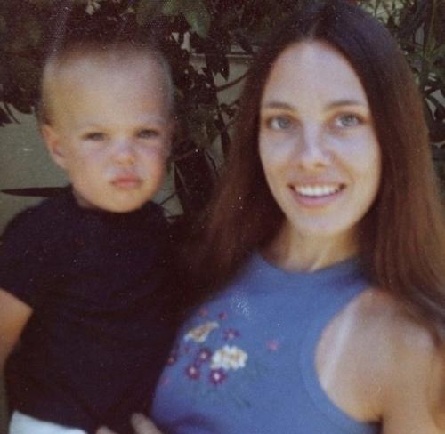 Прекрасная Анджелина джоли с мамой! 03