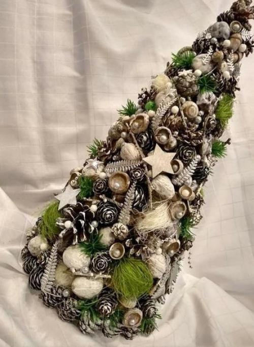 Новогодний декор!  Отличные идеи исполнения ёлочки с природны и атериа а и. 01