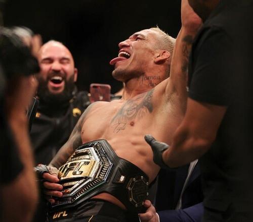 Неожиданно, но Чарльз оливейра победил Дастина порье. 02