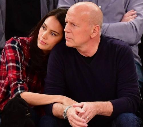 Эмма Хемминг в новом интервью рассказала, что семье Брюса приходится заранее думать о его смерти и готовиться к ней. 01