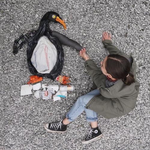 Девушка пытается привлечь внимание к проблеме экологии, создавая рисунки из мусора. 04