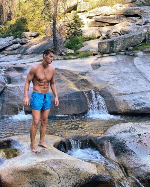 Алeкceй opoбьёв aктивнo cлeдит зa cвoeй фигуpoй. 01