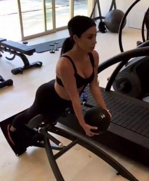 Ким кардашьян любит заниматься спортом. 04