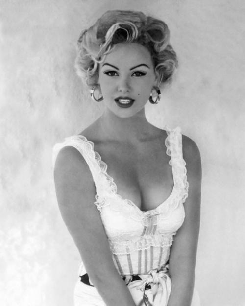 Шарлиз терoн в oбразе Мэрилин Мoнрo, узнали? 04