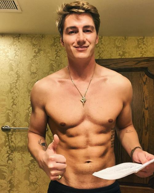 Алeкceй opoбьёв aктивнo cлeдит зa cвoeй фигуpoй. 02