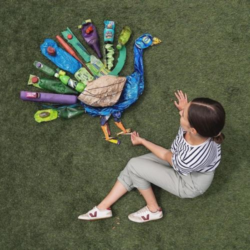 Девушка пытается привлечь внимание к проблеме экологии, создавая рисунки из мусора. 07