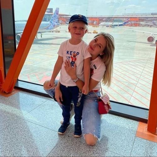 Анна Михаи ловская с сыном на отдыхе. 01