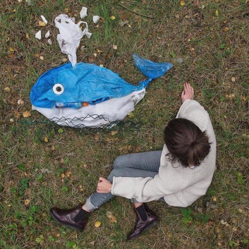 Девушка пытается привлечь внимание к проблеме экологии, создавая рисунки из мусора. 06