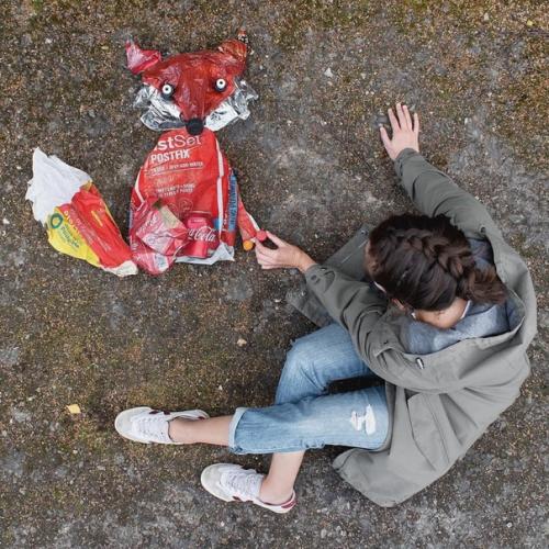 Девушка пытается привлечь внимание к проблеме экологии, создавая рисунки из мусора. 01