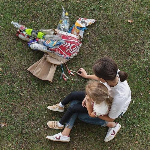 Девушка пытается привлечь внимание к проблеме экологии, создавая рисунки из мусора. 02