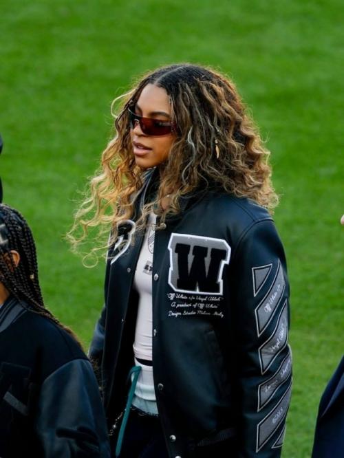 В интернете активно обсуждают, как сильно 14-летняя Блю айви похожа на свою маму Бейонсе.

