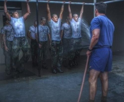 Загорают, купаются затем душ) обычный летний день в американской армии. 02