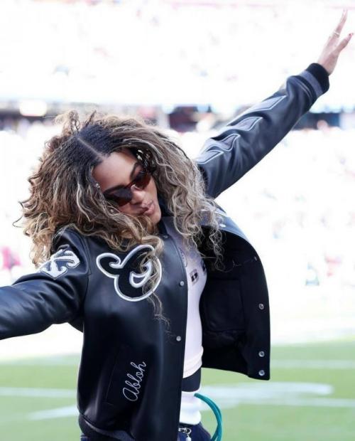 В интернете активно обсуждают, как сильно 14-летняя Блю айви похожа на свою маму Бейонсе. 02