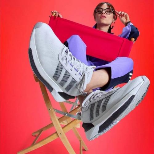 Она снялась кстати еще в новом крике. 03