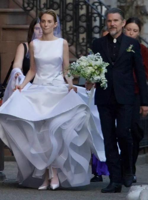 Дочь умы турман и Итана хоука, звезда сериала Очень Странные Дела Майя хоук, вышла замуж. 01