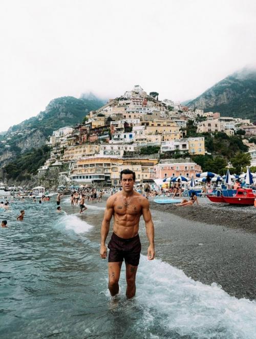 Марио касас по-прежнему остается кумиром, по которому вздыхало целое поколение школьниц после выхода Трех Метров над Уровнем Неба. 01