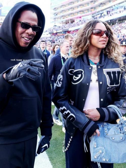 В интернете активно обсуждают, как сильно 14-летняя Блю айви похожа на свою маму Бейонсе. 04