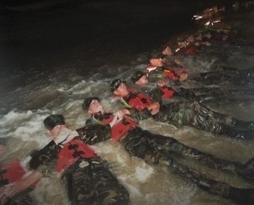 Загорают, купаются затем душ) обычный летний день в американской армии. 01