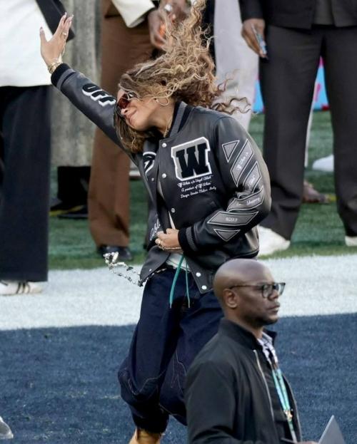 В интернете активно обсуждают, как сильно 14-летняя Блю айви похожа на свою маму Бейонсе. 03