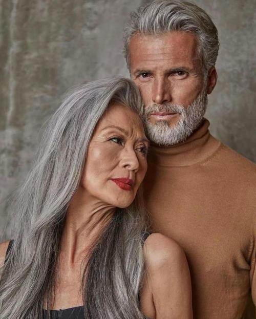 75-Летняя роза саито открыла себя как модель в возрасте 68\xA0лет, когда ее волосы уже полностью поседели. 

