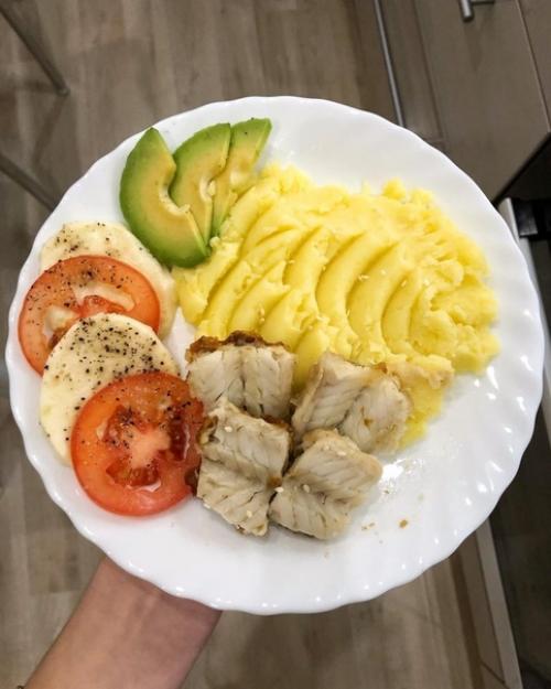 Подборка ужинов.  1. жареное яйцо, куриная грудка с овощами. 03