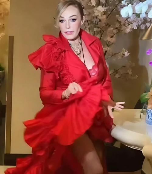 Гpyдь колесом, распахнутый халатик и бутылка в руках.
