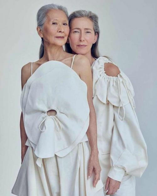 75-Летняя роза саито открыла себя как модель в возрасте 68лет, когда ее волосы уже полностью поседели. 01