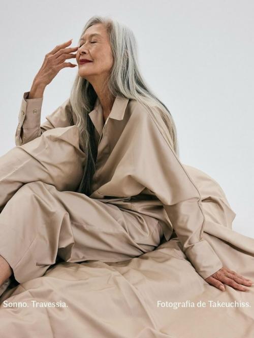 75-Летняя роза саито открыла себя как модель в возрасте 68лет, когда ее волосы уже полностью поседели. 04