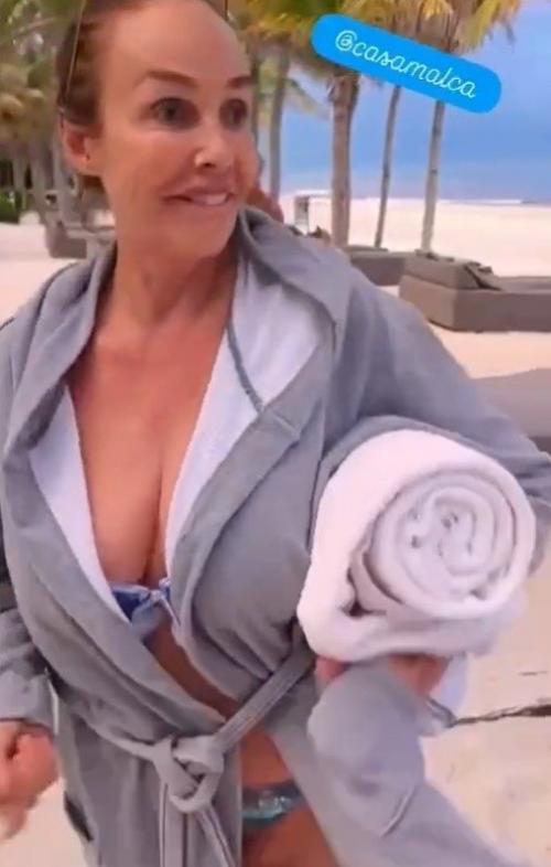 Гpyдь колесом, распахнутый халатик и бутылка в руках. 03