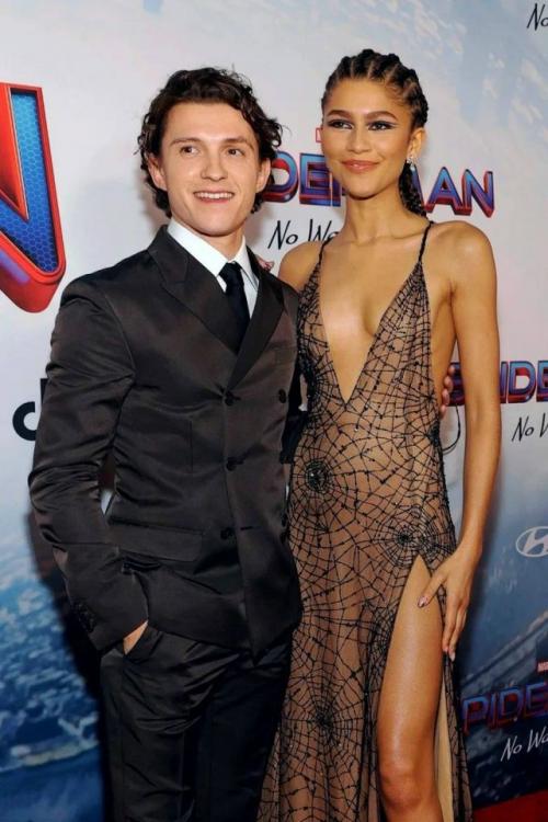 Зендея слухи о тайной свадьбе с томом холландом спровоцировала.

