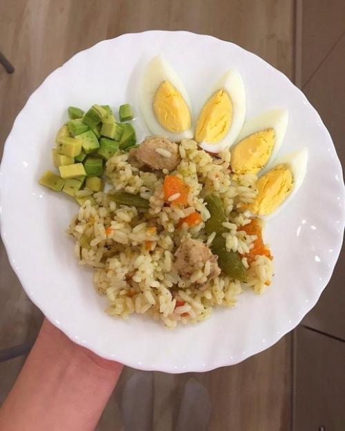 Подборка ужинов.  1. жареное яйцо, куриная грудка с овощами. 01