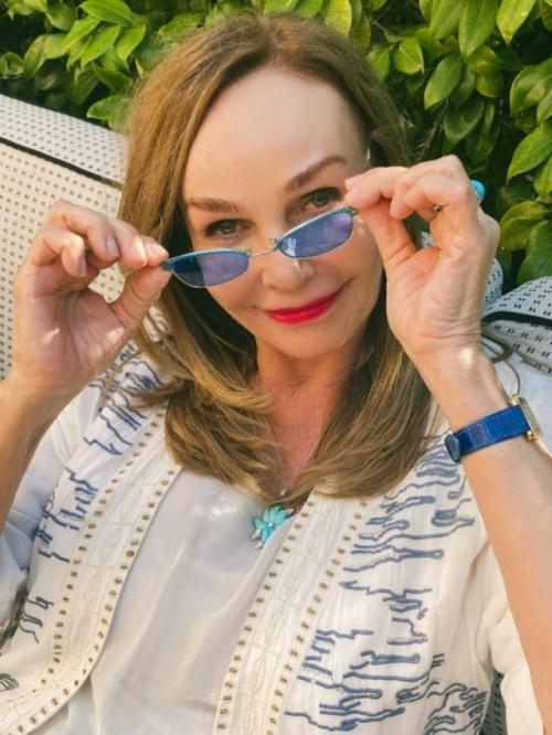 Гpyдь колесом, распахнутый халатик и бутылка в руках. 01