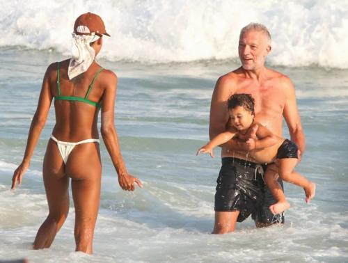 59-Летний Венсан Кассель провёл время на берегу океана вместе с возлюбленной нарой баптистой и их сыном каэтано. 01